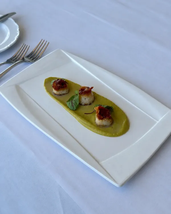 Seared scallops, diner’s view angle