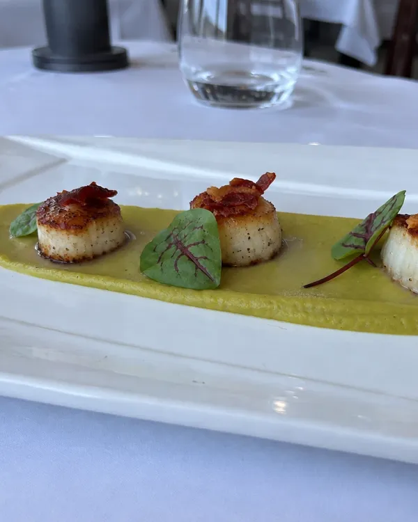 Seared scallops, side-on angle