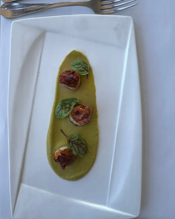 Seared scallops, top-down angle